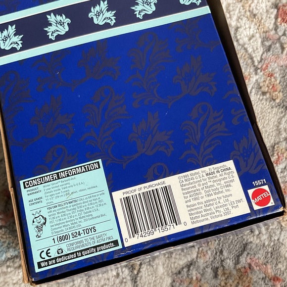 Vintage 1995 Avon Winter Velvet Barbie - Picture 7 of 7